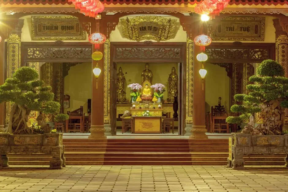 Tượng Phật bản mệnh nhỏ đặt trên bàn thờ