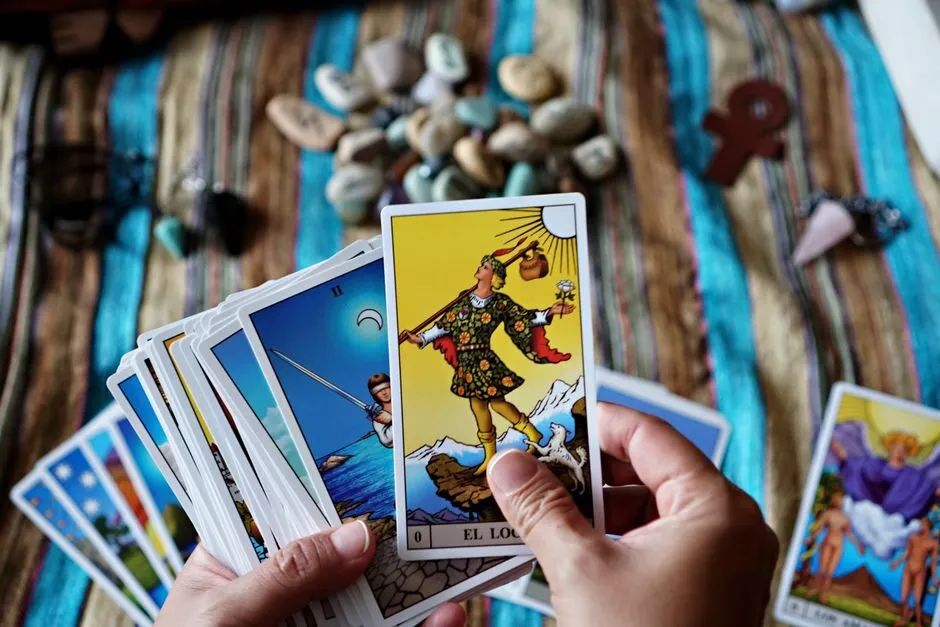 Hình ảnh lá bài tarot The Fool với chàng trai trẻ bước đi tự do