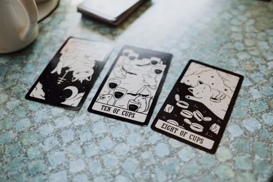 Hình ảnh cách trải 3 lá bài tarot theo thứ tự quá khứ hiện tại tương lai