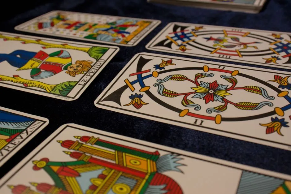 Hình ảnh các lá bài tarot với ký hiệu số nổi bật