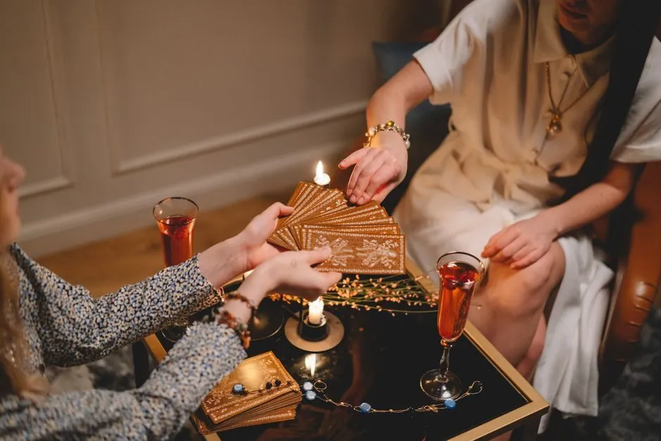 Hình ảnh lựa chọn bộ bài tarot phù hợp cho người mới học