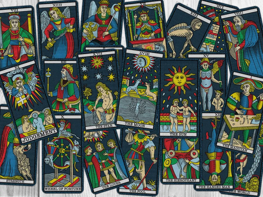 Hình ảnh lá bài tarot Wheel of Fortune với bánh xe số phận
