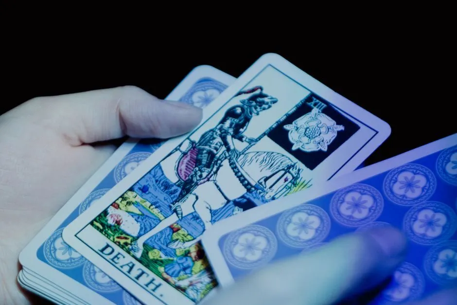 Hình ảnh lá bài tarot Death với bộ xương cưỡi ngựa trắng