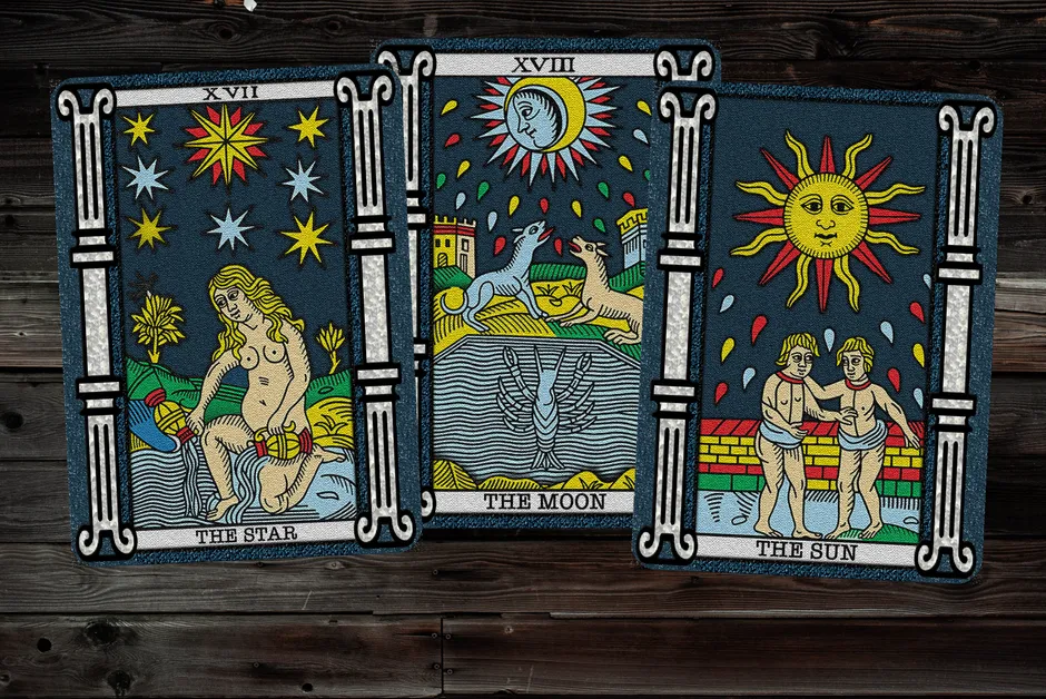 Hình ảnh lá bài tarot The Star với người phụ nữ bên hồ nước và bầu trời sao