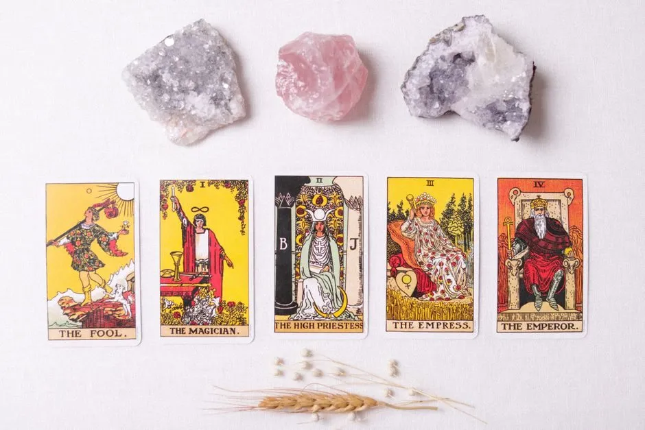 Hình ảnh bộ bài tarot cổ điển Rider-Waite trải trên bàn